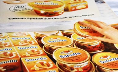 Viersen, Almanya - 9 Mayıs. 2024: 1975 'ten kalma eski Alman retro dergisi Sanella bitkisel margarin reklamları