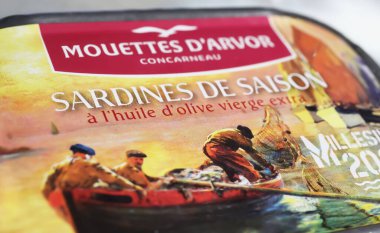 Viersen, Almanya - 9 Mayıs. 2024: Mouettes D Arvor Fransız konservesi Breton balıkçılarının retro tasarımlı sardalyaları