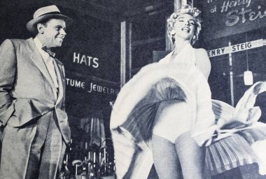 Viersen, Almanya - 9 Mayıs. 2024: Marilyn Monroe 1952 'den Tom Ewell ile metro mazgallı ünlü Itch elbisesi provasında