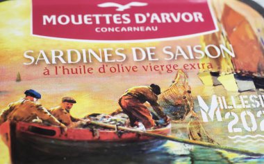 Viersen, Almanya - 9 Mayıs. 2024: Mouettes D Arvor Fransız konservesi Breton balıkçılarının retro tasarımlı sardalyaları