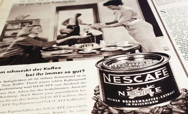 Viersen, Almanya - 9 Mayıs. 2024: Eski Alman siyah beyaz retro dergisi Nescafe hazır kahve reklamları 1957