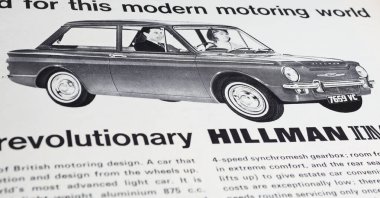 Viersen, Almanya - 9 Mayıs. 2024: 1964 'ten kalma eski Amerikan siyah beyaz Hillman IMP araba retro dergisi