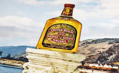 Viersen, Almanya - 9 Mayıs. 2024: Eski Amerikan dergisi Chivas Regal Scotch Viski reklamı 1964