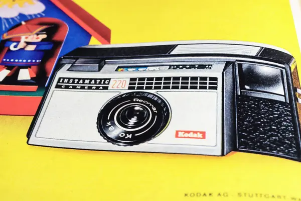 Viersen, Almanya - 9 Mayıs. 2024: Eski Alman dergisi Kodak Instamatic 220 kamera reklamı 1963 'ten