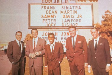 Viersen, Almanya - 9 Mayıs. 2024: Dean Martin ve Frank Sinatra ile ünlü Rat Pack grubunun fotoğrafı Sands Hotel Casino Las Vegas 'ın dışında.