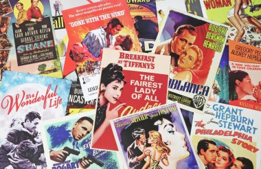 Viersen, Almanya - 9 Mayıs. 2024: 1940 'lardan 1950' lere kadar tüm zamanların klasik Hollywood Amerikan sineması posterlerinin koleksiyonu