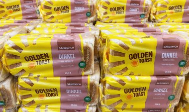 Viersen, Almanya - 9 Haziran. 2024: Alman dükkanında torba dolusu altın tost ekmeği