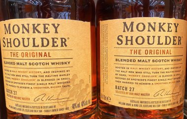 Viersen, Almanya - 9 Haziran. 2024: Şişe Maymun Omuz Harmanlanmış viski Alman dükkanında