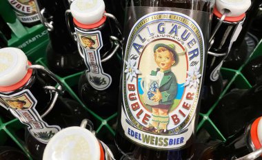 Viersen, Almanya - 9 Haziran. 2024: Bir şişe Alguer Buble geleneksel bavyera kasasında antika etiketli