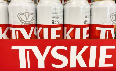 Viersen, Almanya - 9 Haziran. 2024: Alman dükkanında teneke kutular Tyskie birasını parlattı