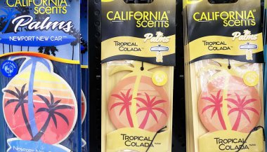 Viersen, Almanya - 9 Haziran. 2024: Alman mağazasında California Scents araba parfümleri paketliyor