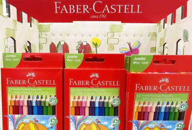 Viersen, Almanya - 9 Haziran. 2024: Alman mağazasında Faber Castell kutuları ve üç köşeli renkli kalemler