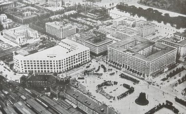 Viersen, Almanya - 9 Mayıs. 2024: Tokyo İstasyonu 'nun eski siyah beyaz fotoğrafı ve ana merkez posta ofisi ca. 1940 (merkeze odaklan)