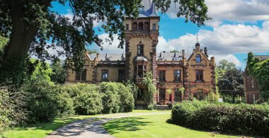 Kempen (NRW, Gut Heimendahl, Haus Bockdorf), Almanya - 26 Haziran. 2024: Aşağı Ren bölgesinde tarihi ve listelenmiş kır köşküne sahip güzel yaz parkı (merkeze odaklan)