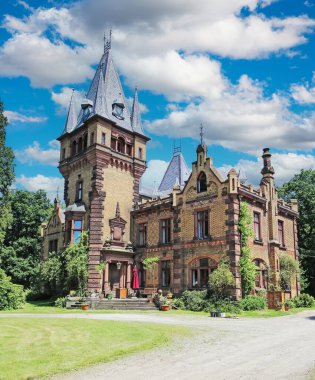 Kempen (NRW, Gut Heimendahl, Haus Bockdorf), Almanya - 26 Haziran. 2024: Aşağı Ren bölgesinde tarihi ve listelenmiş kır köşküne sahip güzel yaz parkı (merkeze odaklan)