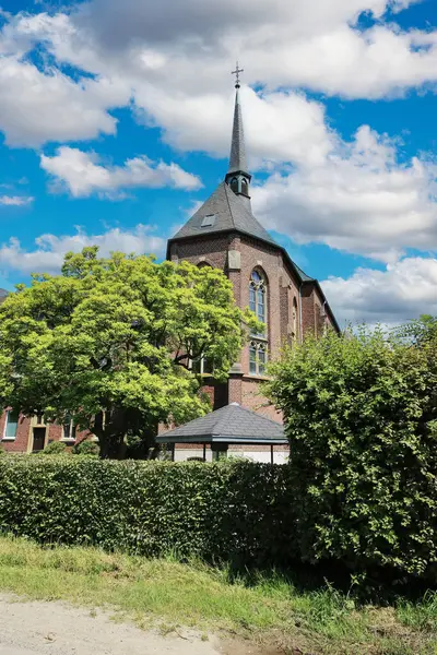 Grefrath (NRW), Almanya - 9 Haziran 2024: Aşağı ren kırsalındaki güzel antik Benedictine manastırı Mariendonk