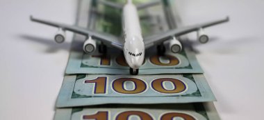 100 dolarlık kağıt para banknotlarından oluşan uçak modeli (100 'e odaklan)