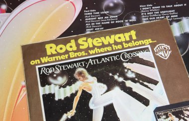 Viersen, Almanya - 9 Haziran. 2024: Rod Stewart 'ın 1975 tarihli albüm kapağı Atlantic Crossing