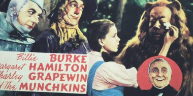 Viersen, Almanya - 9 Mayıs. 2024: Oz Büyücüsü, Judy Garland ile perili ormanda 1939 'dan itibaren geçen sahne detayları (merkeze odaklan))