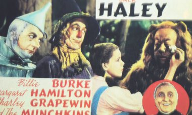 Viersen, Almanya - 9 Mayıs. 2024: Oz Büyücüsü, Judy Garland ile perili ormanda 1939 'dan itibaren geçen sahne detayları (merkeze odaklan))