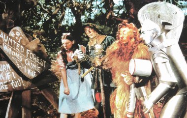 Viersen, Almanya - 9 Mayıs. 2024: Oz Büyücüsü, Juda Garland ile perili ormanda 1939 'dan itibaren (merkeze odaklan)