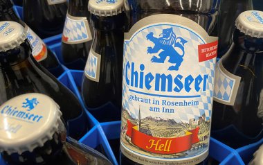 Viersen, Almanya - 9 Haziran. 2024: Alman Bavyera Chiemseer bira sandıklarının Alman mağazasında kapatılması (odak noktası)