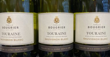 Viersen, Almanya - 9 Haziran. 2024: Famille Bougrier Touraine 'in Alman mağazasındaki Fransız Sauvignon Blanc şarap şişelerine yakın çekim