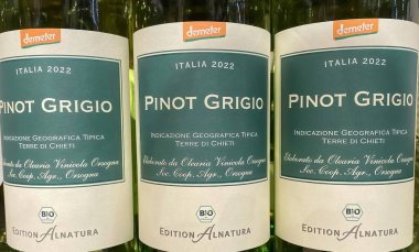 Viersen, Almanya - 9 Haziran. 2024: Alman dükkanında Demeter italyan Pinot Grigio beyaz şarap şişelerine yakın çekim