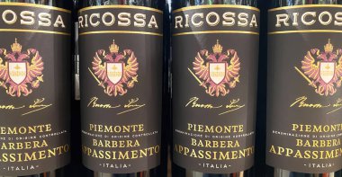 Viersen, Almanya - 9 Haziran. 2024: Alman dükkanında İtalyan Piemonte Ricossa kırmızı şarap şişelerine yakın çekim