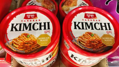 Viersen, Almanya - 9 Haziran. 2024: Alman dükkanında YangBan Koreli Kimchi kutularına yakın çekim