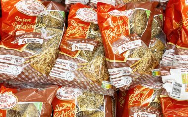 Viersen, Almanya - 9 Haziran. 2024: Alman mağazasındaki dondurucuda Coppenrath und Wiese dondurulmuş ekmeklerin toplanması (merkeze odaklan)