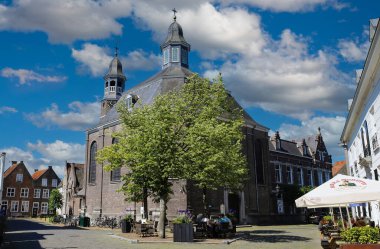 Ravenstein (Sint-Luciakerk), Hollanda (Noord-Brabant) - 9 Temmuz. 2024: 17. yüzyıldan kalma güzel barok tarzı ortaçağ kilisesi tarihi kent merkezinde pazar meydanında