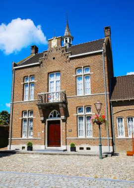 Stevensweert (Limburg), Hollanda - 30 Ağustos. 2023: Hollanda köyünün pazar meydanında tarihi müze binası