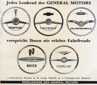 Viersen, Almanya - 9 Mayıs. 2024: Eski Alman retro General Motors model araç direksiyon reklamcılığı 1960 'lardan (merkeze odaklan)