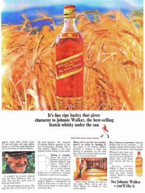 Viersen, Almanya - 9 Mayıs. 2024: Eski Amerikan retro dergisi Johnnie Walker reklamı (şişe merkezine odaklan)