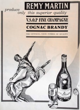 Viersen, Almanya - 9 Mayıs. 2024: Eski Amerikan retro dergisi Remy Martin Fransız konyak reklamı (üst harf merkezine odaklan)