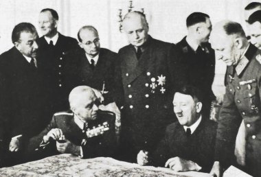 Viersen, Almanya - 9 Mayıs. 2024: Adolf Hiltler Haziran 1944 'ün tarihi fotoğrafı eski dergideki Normandiya haritasına dayanarak savaşın gidişatı hakkında bilgi topluyor)