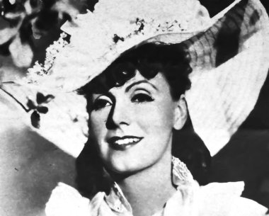 Viersen, Almanya - 9 Mayıs. 2024: Amerikan aktris Greta Garbo 'nun sinema filmi Anna Karenina 1935' te eski bir dergide portresi