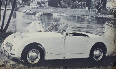 Viersen, Almanya - 1 Mayıs. 2024: İngiliz Austin Healey sprite otomobili MK 1 'in 1960 yılında Alman dergisinde yayınlanan klasik reklamı)