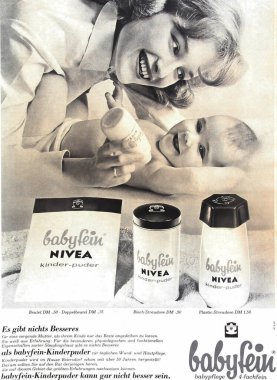 Viersen, Almanya - 9 Mayıs. 2024: Eski Alman retro Nivea Babyfein bebek bakımı pudrası dergisi reklamı)