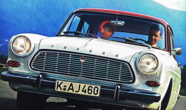 Viersen, Almanya - 9 Mayıs. 2024: Eski Alman dergisi Ford Taunus 12 M reklamcılık 1964 'ten (merkeze odaklan)