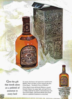 Viersen, Almanya - 9 Mayıs. 2024: Eski Amerikan retro dergisi Chivas Regal viski viski reklamı (merkezi şişe etiketine odaklan)