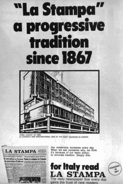 Viersen, Almanya - 9 Mayıs. 2024: American Magazine 'de İtalyan gazetesi La Stampa reklamcılığı (merkeze odaklan)