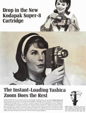 Viersen, Almanya - 9 Mayıs. 2024: Eski Amerikan retro dergisi Yashica Super 8 film kamerası reklamı 1965 'ten (merkeze odaklan)