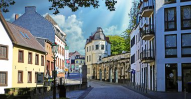 Monchengladbach (Rathausstrasse), Almanya - 30 Eylül. 2024: Alman eski kasabasında eski binaların bulunduğu cadde (sol odak noktası))