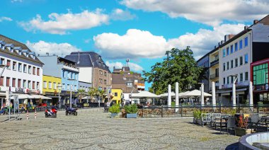 Monchengladbach (Alter Markt), Almanya - 30 Eylül. 2024: Yazın restoranları ve kafeleri olan merkez eski pazar meydanı