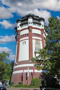 Monchengladbach, Almanya - 30 Eylül. 2024: Wasserturm tarihi binası 1909 yılında Art Nouveau tarzında içme suyu temini için yapıldı