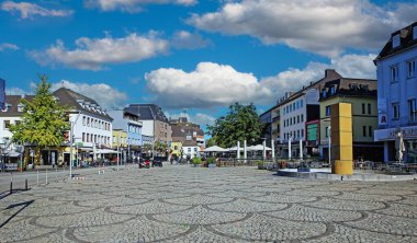 Monchengladbach (Alter Markt), Almanya - 30 Eylül. 2024: Yazın restoranları ve kafeleri olan merkez eski pazar meydanı