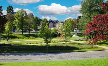 Monchengladbach (Skulpturengarten), Almanya - 30 Eylül. 2024: Yazın Alman şehir merkezinde yeşil park