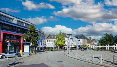 Monchengladbach (Alter Markt), Almanya - 30 Eylül. 2024: Kafeler ve restoranlarla pazar meydanı, Sparkasse şehir merkezinde